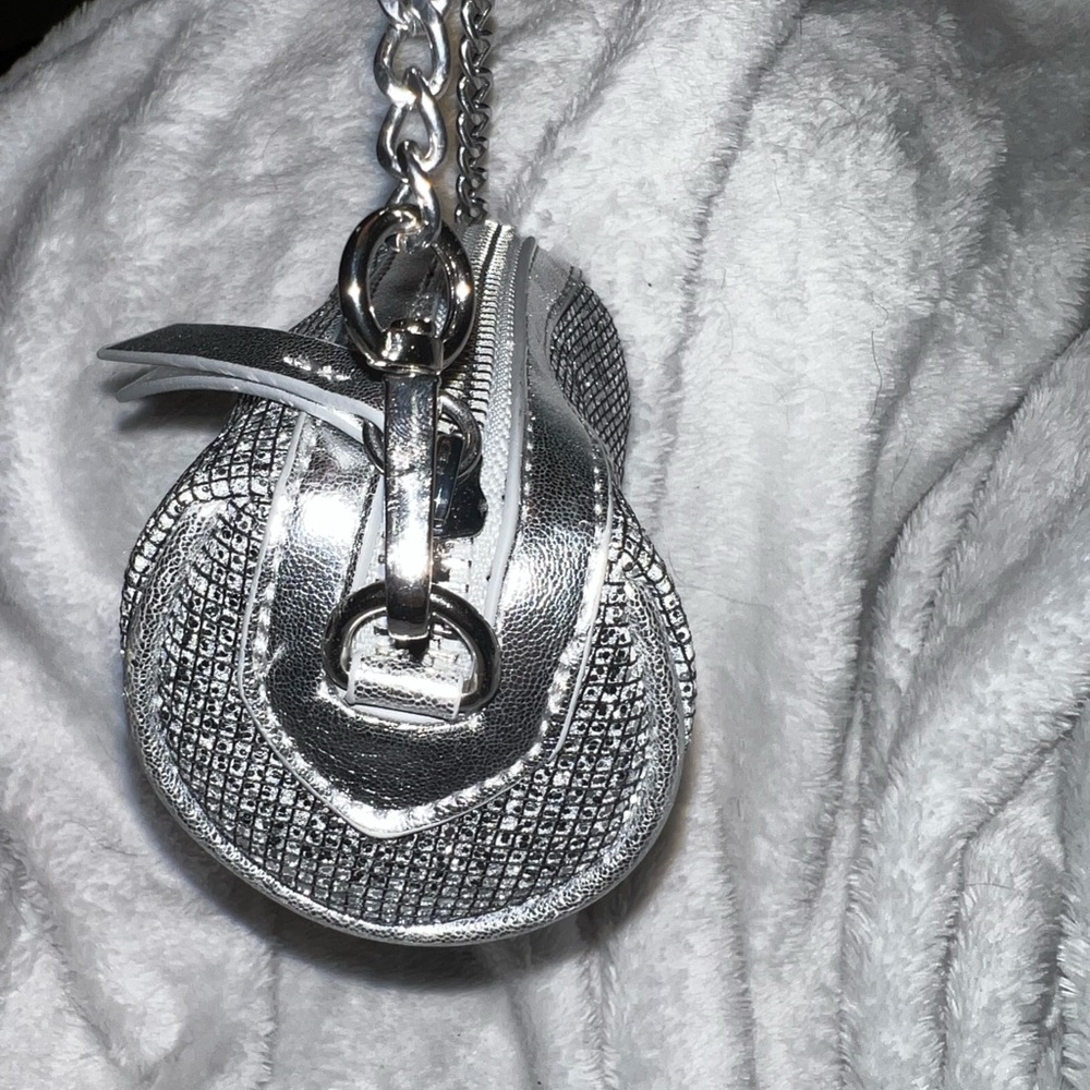 Small silver barrel style juicy couture coin bag - Picture 4 of 9